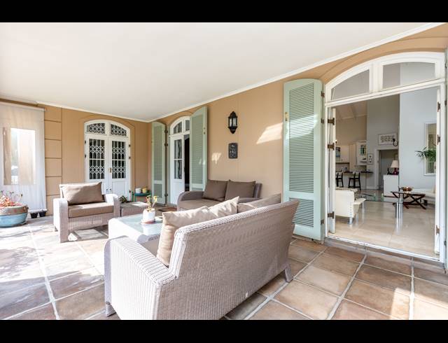 4 BEDROOM HOUSE SOLD IN CONSTANTIA